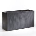 Indlæs billede i gallerivisning, LIGHT plantekasse 120x30x55 cm i matsort finish fra DECOPLANT – stor og stilren krukke med lodrette striber, ideel som rumdeler eller til terrassen.