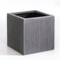 Indlæs billede i gallerivisning, Stilren kvadratisk krukke i matsort design fra LIGHT-serien, mål 40x40x40 cm, med lodrette riller, perfekt til moderne indretning og grønne planter.