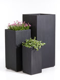 Indlæs billede i gallerivisning, Elegant matsort kubeformet plantekumme til indendørs og udendørs brug, 40 x 40 x 60 cm, med diskrete lodrette striber for et eksklusivt look.