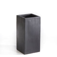 Indlæs billede i gallerivisning, Elegant høj kubeformet krukke i matsort med lodrette striber, mål 30x30x50 cm, ideel til moderne indretning og grønne rumdelere.