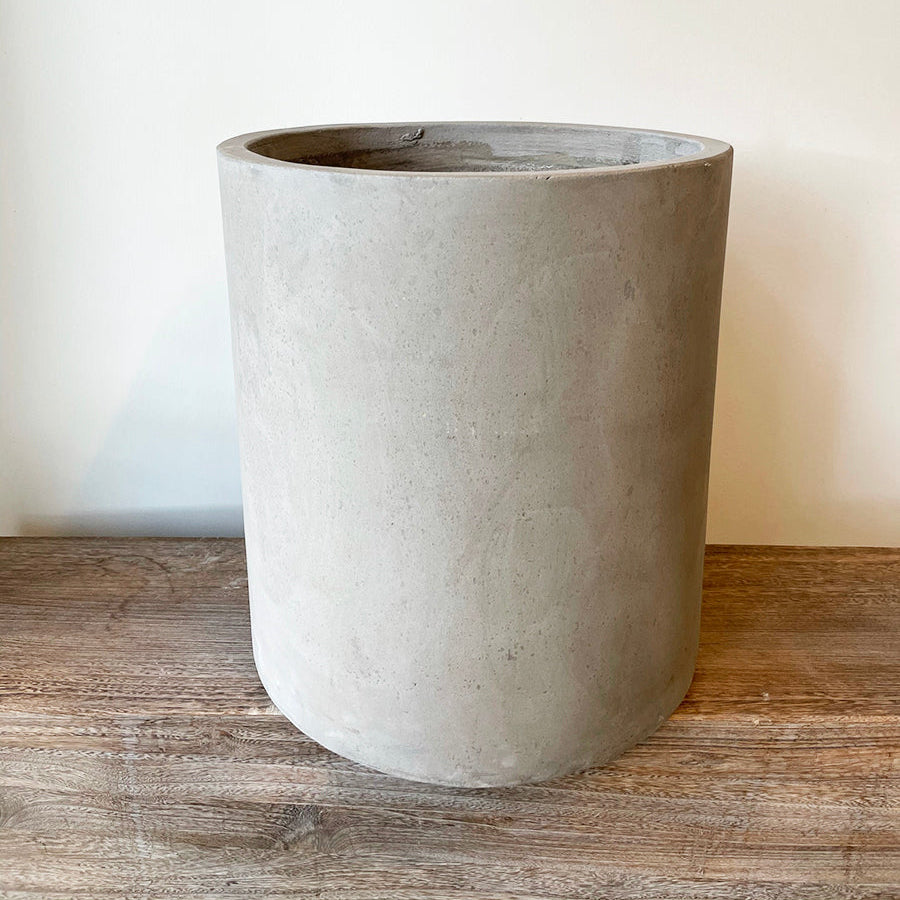 Elegant CEMENT krukke Ø35 x H40 cm fra DECOPLANT, fremstillet i beton med glat overflade, ideel til både indendørs og udendørs brug.