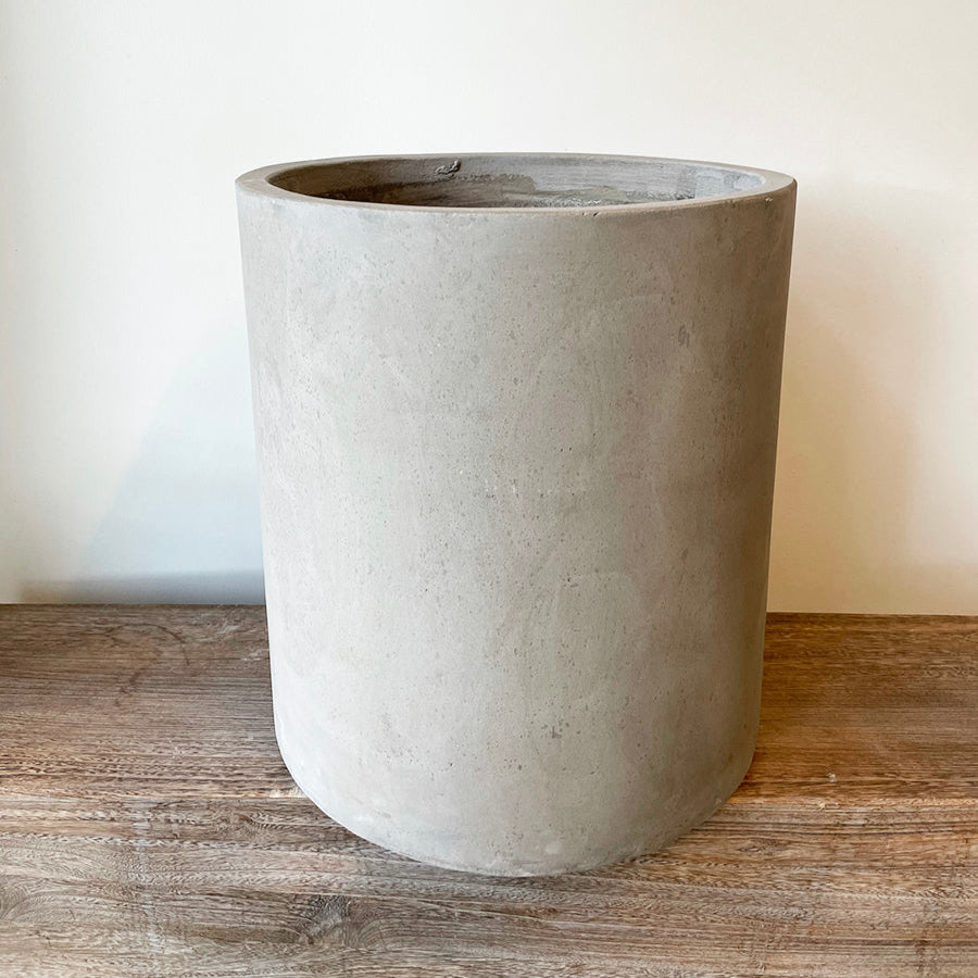 CEMENT NISTRET krukke Ø45 x H50 cm – rustik betonkrukke med nistret overflade, ideel til store planter, frostsikker og velegnet til udendørs brug.