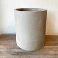 Indlæs billede i gallerivisning, CEMENT Krukke Ø45 x H50 cm - Eksklusiv gulvkrukke i beton med glat overflade, perfekt til større planter og udendørs brug.