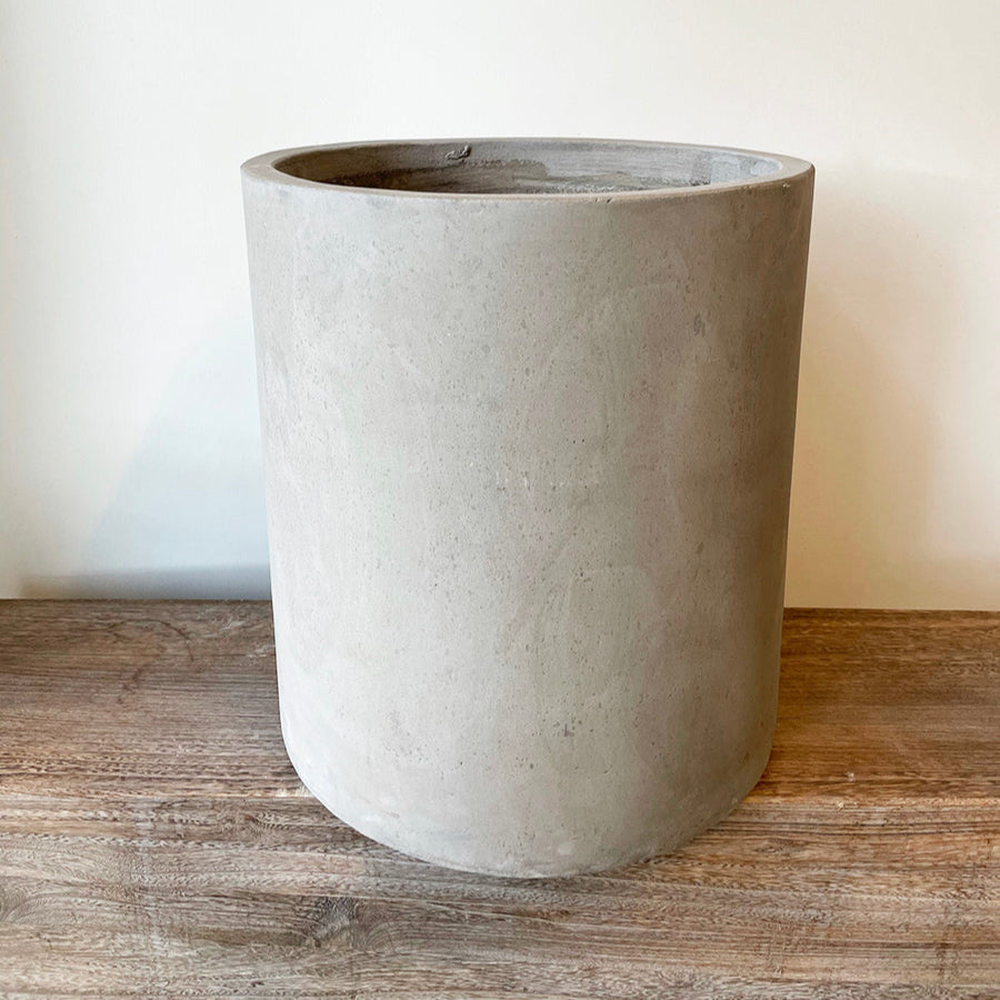 CEMENT Krukke Ø45 x H50 cm - Eksklusiv gulvkrukke i beton med glat overflade, perfekt til større planter og udendørs brug.