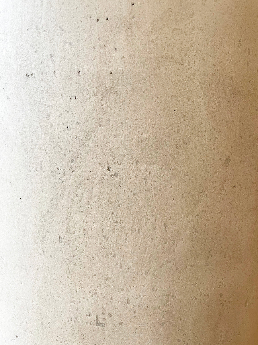 CEMENT Krukke Ø55 x H60 cm – Stor og stilren betonkrukke til gulv og have, med elegant form og glat overflade, perfekt til både moderne og klassiske miljøer.