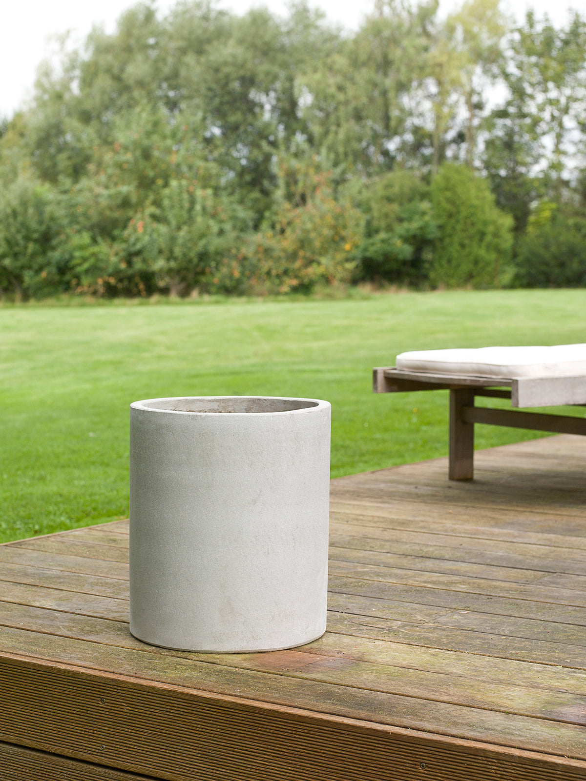 Elegant betonkrukke Ø35 x H40 cm med glat overflade, ideel til indendørs og udendørs brug.