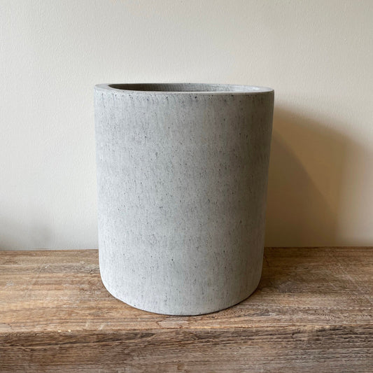 CEMENT NISTRET krukke Ø35 x H40 cm - Rå betonkrukke med nistret overflade til planter, frostsikker og velegnet til indendørs og udendørs brug.