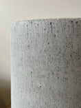 Indlæs billede i gallerivisning, Stor CEMENT NISTRET krukke Ø35 x H40 cm i rå beton med nistret overflade, ideel til både indendørs og udendørs planter.