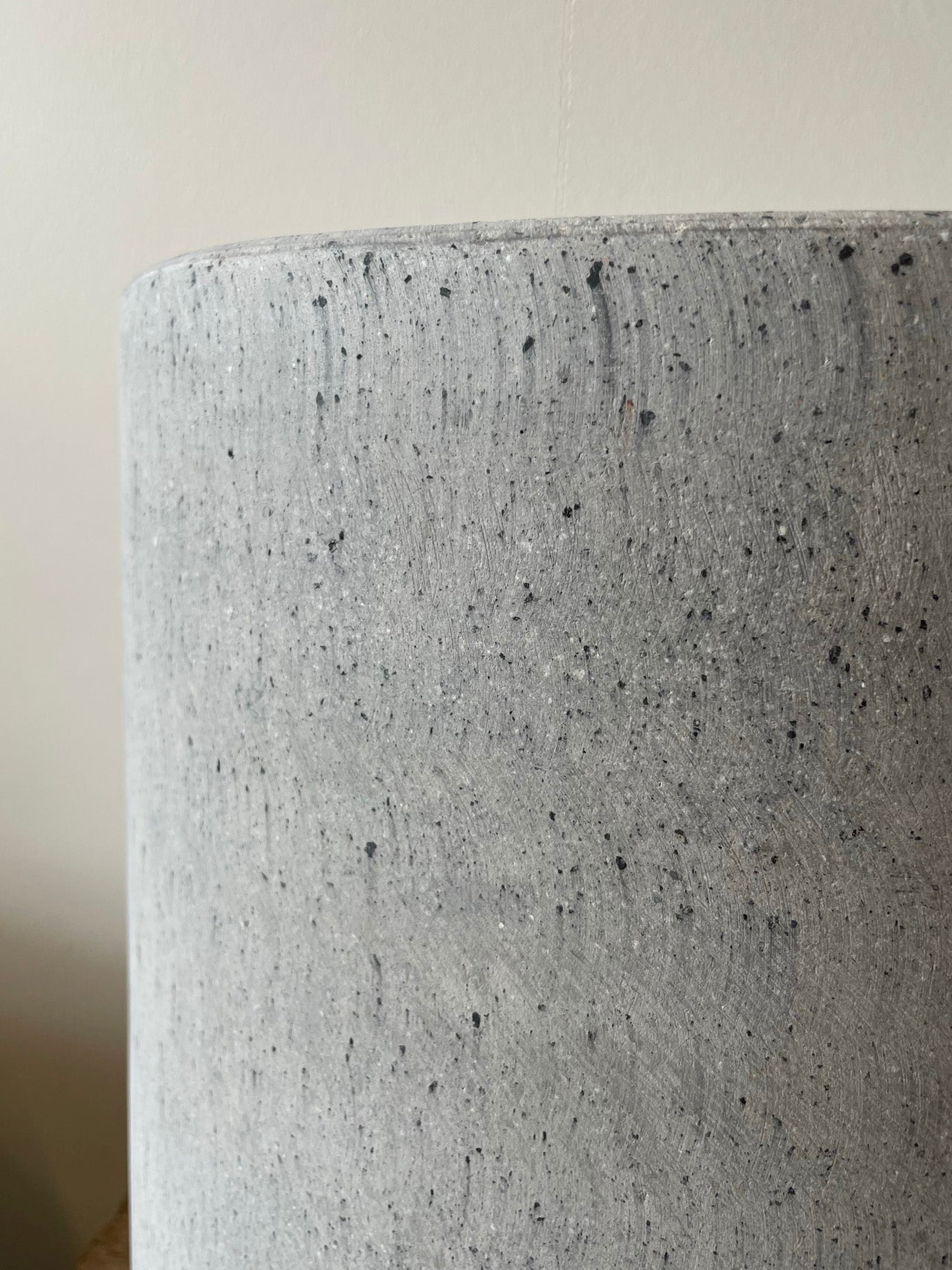 Stor CEMENT NISTRET krukke Ø35 x H40 cm i rå beton med nistret overflade, ideel til både indendørs og udendørs planter.