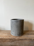 Indlæs billede i gallerivisning, CEMENT NISTRET krukke Ø25 x H27 cm – mellemstor, rustik betonkrukke med nistret overflade og kulstykker. Velegnet til både indendørs og udendørs brug.