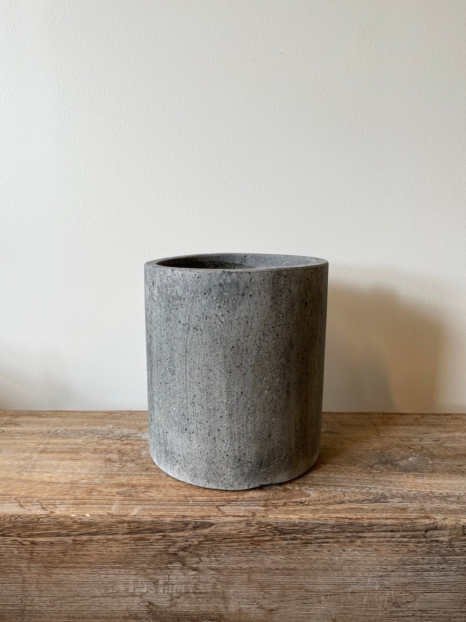 CEMENT NISTRET krukke Ø25 x H27 cm – mellemstor, rustik betonkrukke med nistret overflade og kulstykker. Velegnet til både indendørs og udendørs brug.