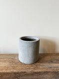 Indlæs billede i gallerivisning, CEMENT NISTRET krukke Ø20 cm – Rustik betonkasse med nistret overflade, velegnet til indendørs og udendørs brug.