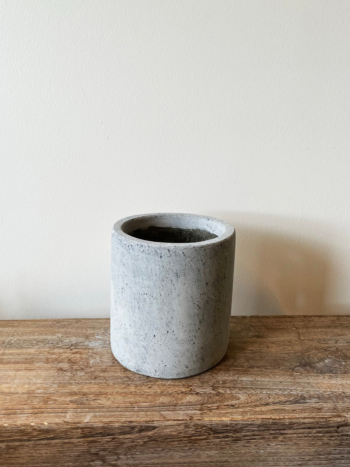 CEMENT NISTRET krukke Ø20 cm – Rustik betonkasse med nistret overflade, velegnet til indendørs og udendørs brug.