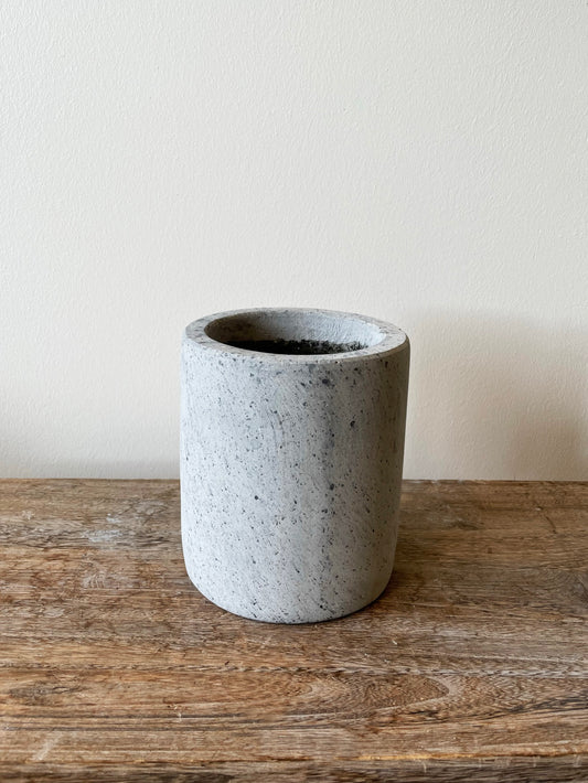 Lille rustik betonkrukke CEMENT NISTRET Ø15 x H17 cm med nistrede detaljer, ideel til indendørs og udendørs brug.