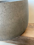 Indlæs billede i gallerivisning, COAL krukke Ø65 x H40 cm – lav betonkrukke i rustik grå med nistret kulstruktur, perfekt til store planter både inde og ude.