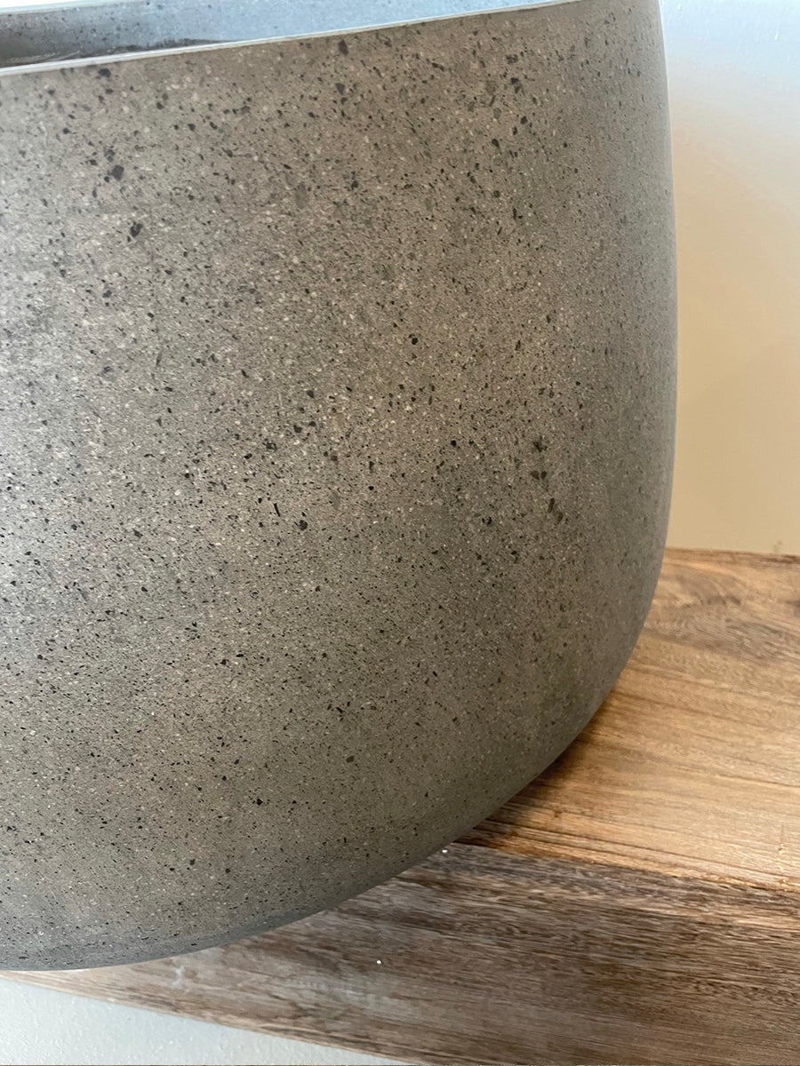 COAL krukke Ø65 x H40 cm – lav betonkrukke i rustik grå med nistret kulstruktur, perfekt til store planter både inde og ude.