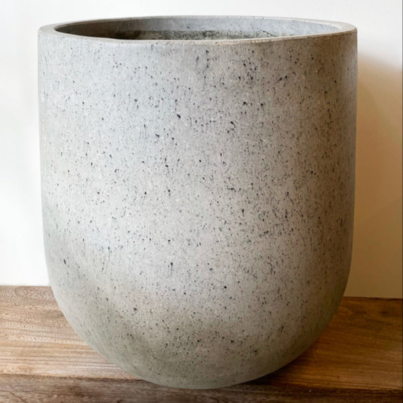 COAL Krukke Ø65 x H70 cm - Elegant betonkrukke med rustik overflade, perfekt til indendørs og udendørs brug.