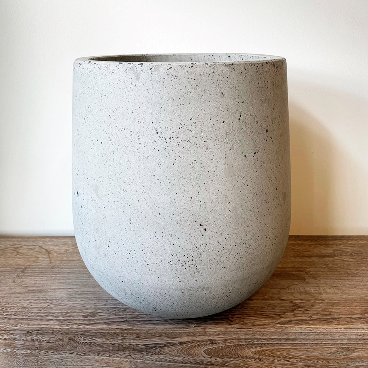 COAL-krukke i grå beton med mål Ø50 x H55 cm, ideel til indendørs og udendørs brug, prydet med rustikke detaljer og små kulstykker, velegnet til planter som Ficus og buksbom.