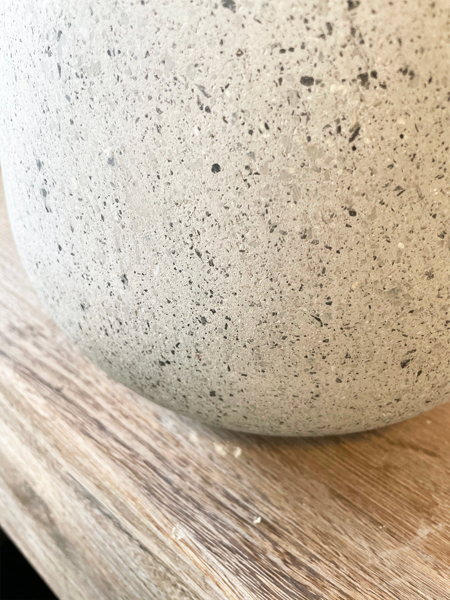 Stilren COAL-krukke i grå beton med rustikt look, Ø28 cm, H30 cm – frostsikker og velegnet til både indendørs og udendørs brug.