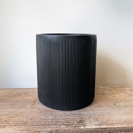 Modern rund potte i matsort finish fra LIGHT-serien, Ø25 x H27 cm, velegnet til både indendørs og udendørs brug.