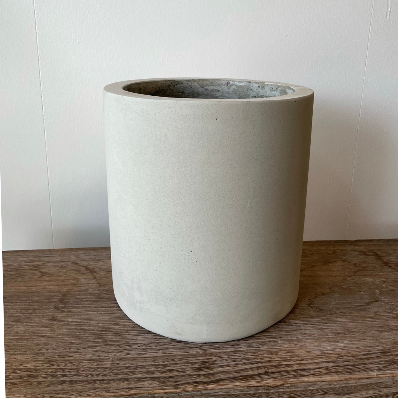 Elegant betonkrukke Ø25 x H27 cm fra DECOPLANT, perfekt til moderne indretning og mellemstore planter.