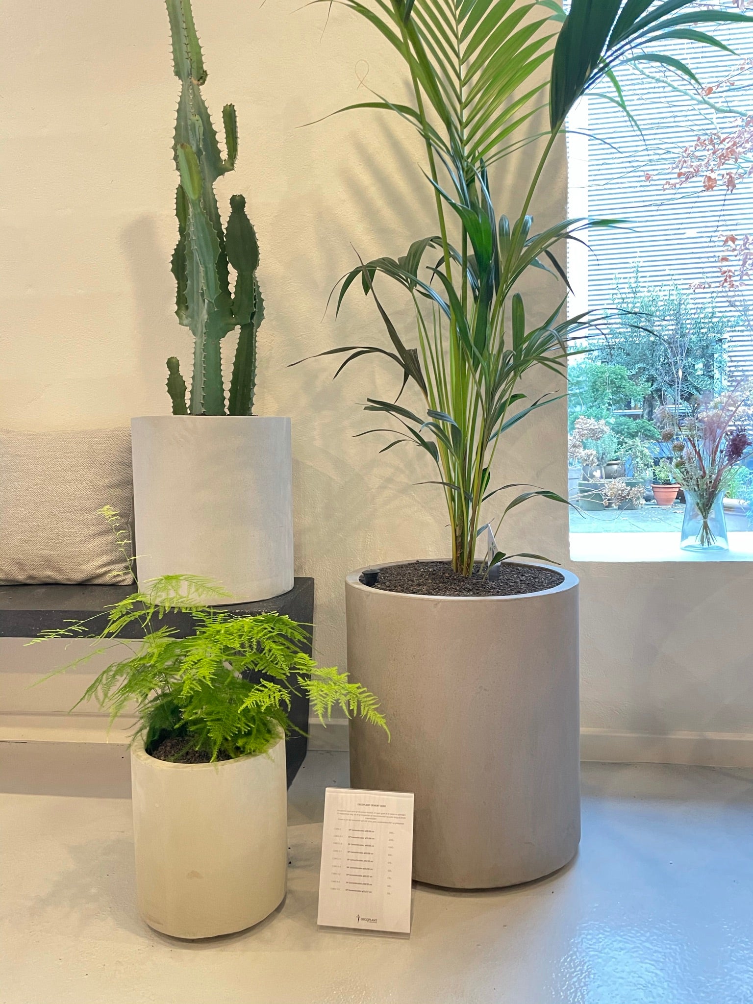 CEMENT-krukke Ø25 x H27 cm – elegant og glat mellemstor betonkrukke med minimalistisk design. Ideel til stue, altan eller kontor.