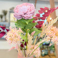 Indlæs billede i gallerivisning, Pæon Silkeblomst Dekoration – Romantisk Elegance i Rosa Glasvase