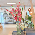 Indlæs billede i gallerivisning, Silkeblomst Dekoration med Røde Bær – Farverig Elegance i Grøn Glasvase