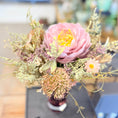 Indlæs billede i gallerivisning, Blomsterdekoration med Pæon – Romantisk Elegance i Rosa Glasvase