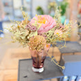 Indlæs billede i gallerivisning, Blomsterdekoration med Pæon – Romantisk Elegance i Rosa Glasvase