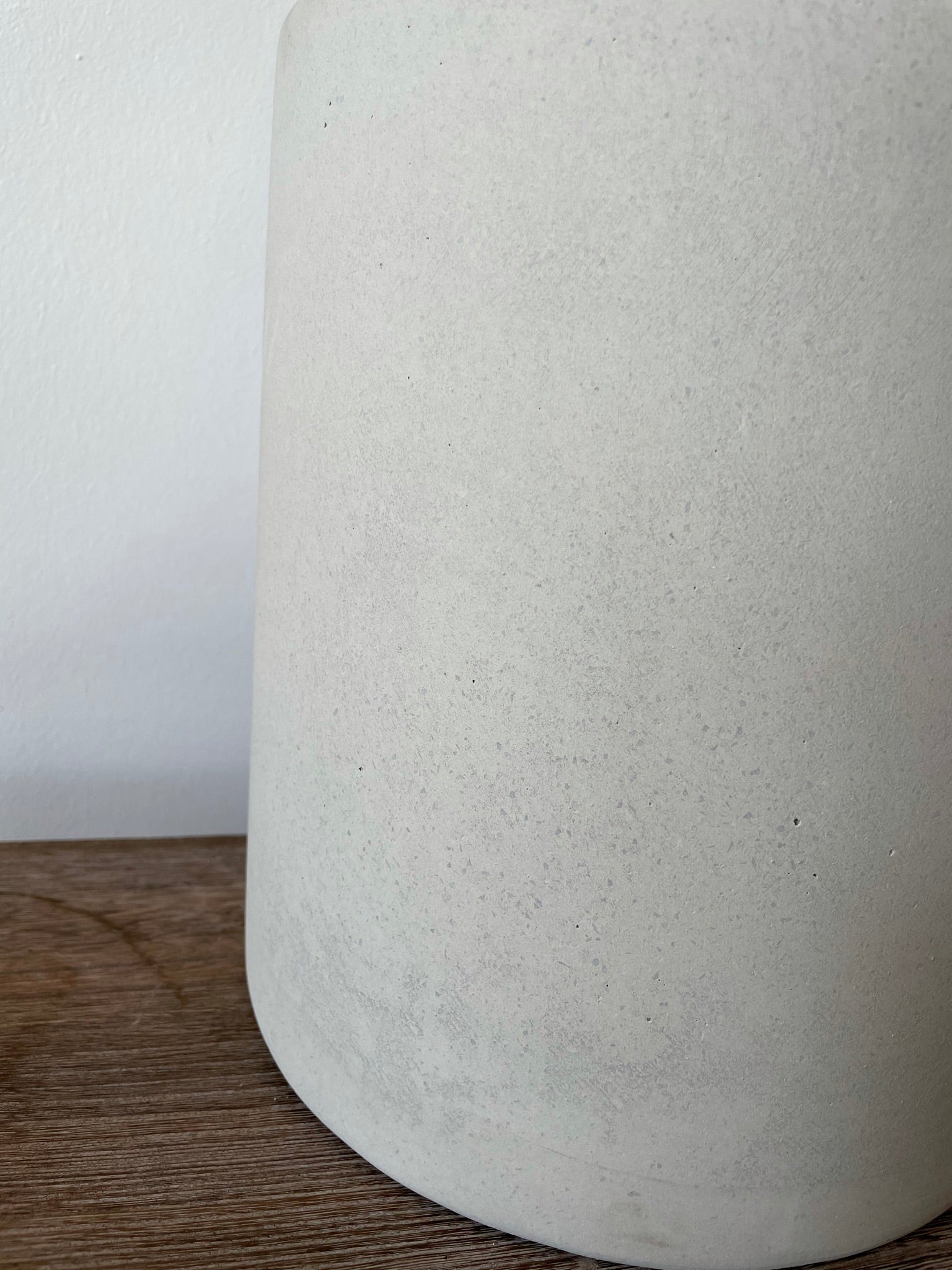 CEMENT krukke Ø20 x H22 cm i rå beton, perfekt til Monstera og Zamioculcas, præsenteret i et minimalistisk miljø.