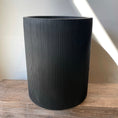 Indlæs billede i gallerivisning, LIGHT krukke Ø45 x H55 cm – Elegant sort rund krukke med lodrette striber, velegnet til både indendørs og udendørs brug.