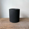 Indlæs billede i gallerivisning, LIGHT krukke i matsort med målene Ø15 cm og H17 cm, perfekt til små planter. Stilrent design til indendørs og udendørs brug.