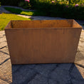 Indlæs billede i gallerivisning, Rustik plantekumme i cortenstål, mål 90x30x55 cm, perfekt til større planter og rumopdeling, med smuk rustpatina og vejrbestandig design.