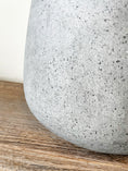 Indlæs billede i gallerivisning, COAL krukke i grå beton med rustikt look, Ø38 x H26 cm, ideel til indendørs og udendørs beplantning.