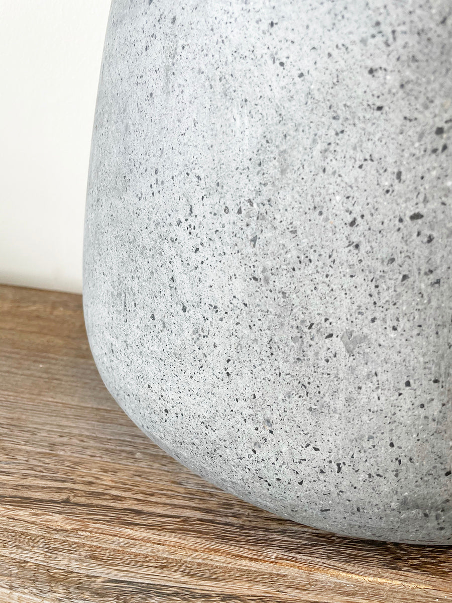 COAL krukke i grå beton med rustikt look, Ø38 x H26 cm, ideel til indendørs og udendørs beplantning.