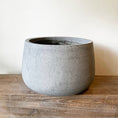 Indlæs billede i gallerivisning, Lave COAL-krukke i grå beton med rustikt look, Ø38 x H26 cm, ideel til indendørs og udendørs beplantning.