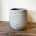 Indlæs billede i gallerivisning, COAL-krukke Ø28 x H30 cm i grå beton, ideel til indendørs og udendørs brug, med rustikt design og frostbestandighed.