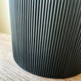 Indlæs billede i gallerivisning, Elegant mat sort rund krukke med lodrette striber, perfekt til store planter både indendørs og udendørs - LIGHT krukke Ø45 x H55 cm fra DECOPLANT.