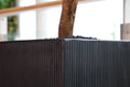 Indlæs billede i gallerivisning, Elegant rund potte i matsort med riller, Ø20 x H22 cm, ideel til både indendørs og udendørs brug.

