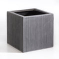 Indlæs billede i gallerivisning, Matsort kvadratisk krukke i stilrent design fra LIGHT-serien, 30x30x30 cm, perfekt til grønne planter.
