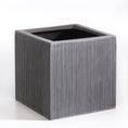 Indlæs billede i gallerivisning, Matsort kvadratisk krukke 60x60x60 cm fra LIGHT-serien, designet til store planter med lodrette riller og moderne udtryk.
