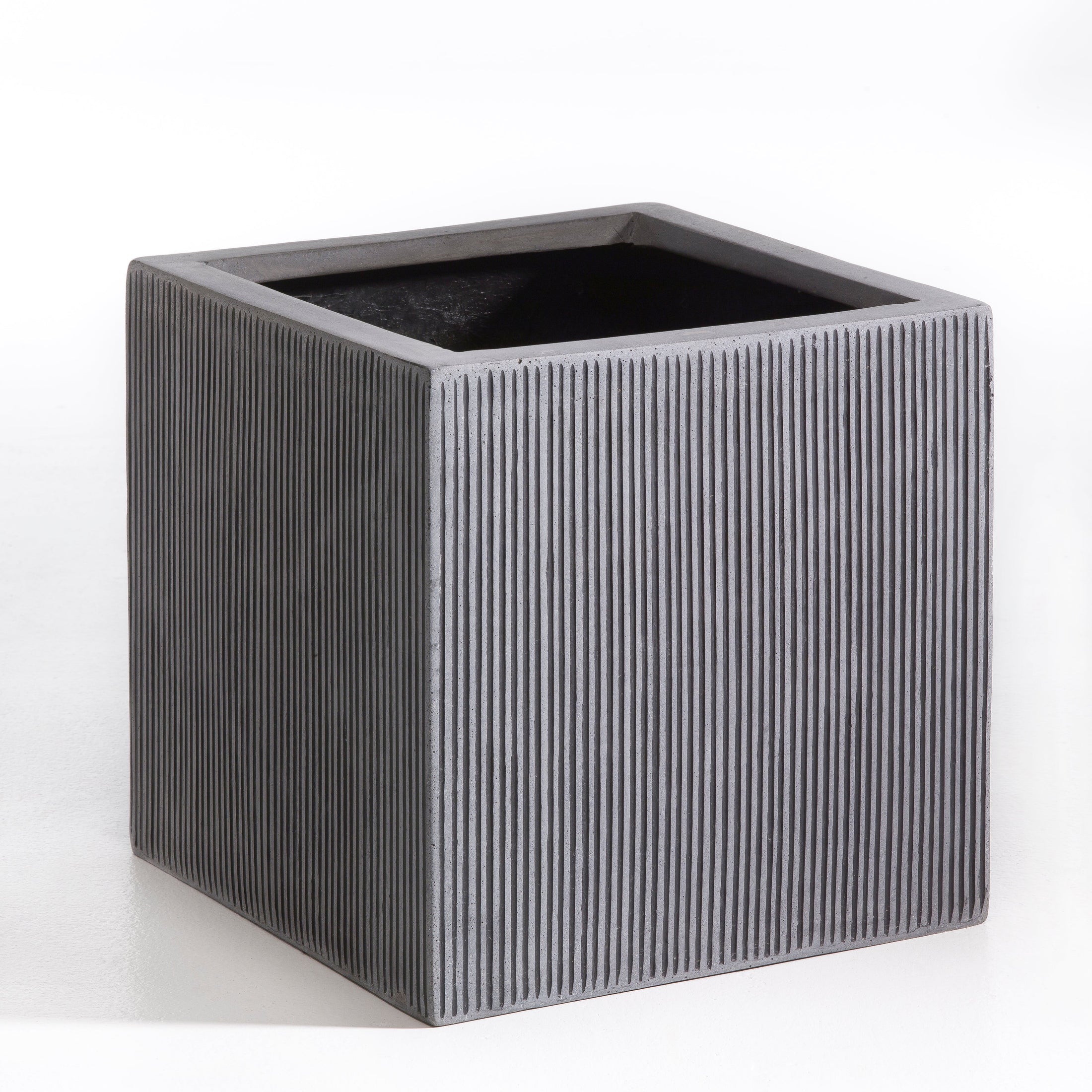 Matsort kvadratisk krukke 60x60x60 cm fra LIGHT-serien, designet til store planter med lodrette riller og moderne udtryk.