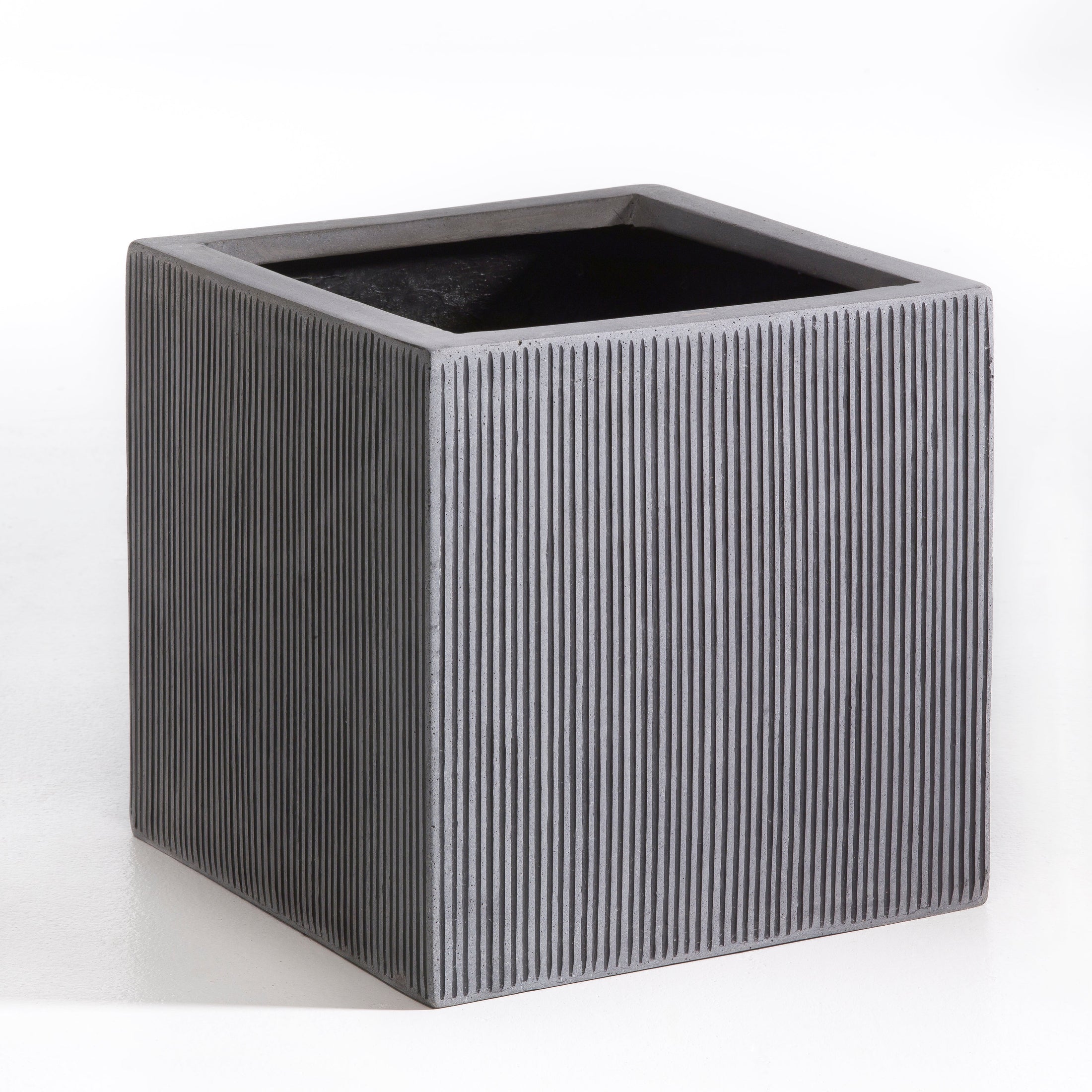 Stilren kvadratisk krukke i matsort design fra LIGHT-serien, mål 40x40x40 cm, med lodrette riller, perfekt til moderne indretning og grønne planter.