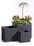 Indlæs billede i gallerivisning, Almindelig kvadratisk krukke i matsort design med lodrette riller, måler 40x40x40 cm, perfekt til grønne planter og moderne indretning.
