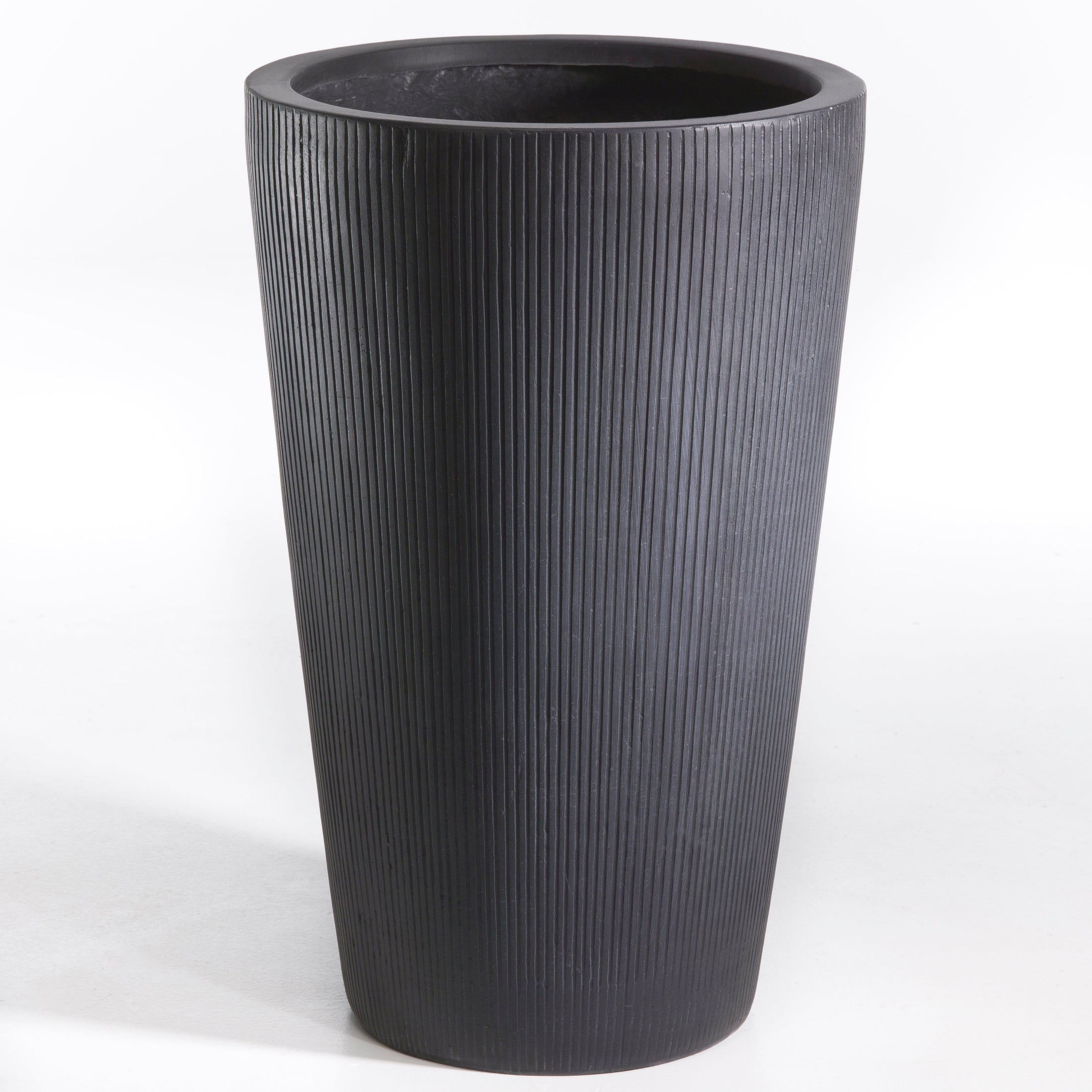 LIGHT konisk krukke Ø42/H65 cm i matsort, perfekt til store planter indendørs og udendørs, med moderne design og lodrette striber.