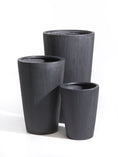 Indlæs billede i gallerivisning, Høj konisk krukke i matsort Ø42 x H65 cm fra DECOPLANT – elegant design med lodrette striber, ideel til store planter både inde og ude
