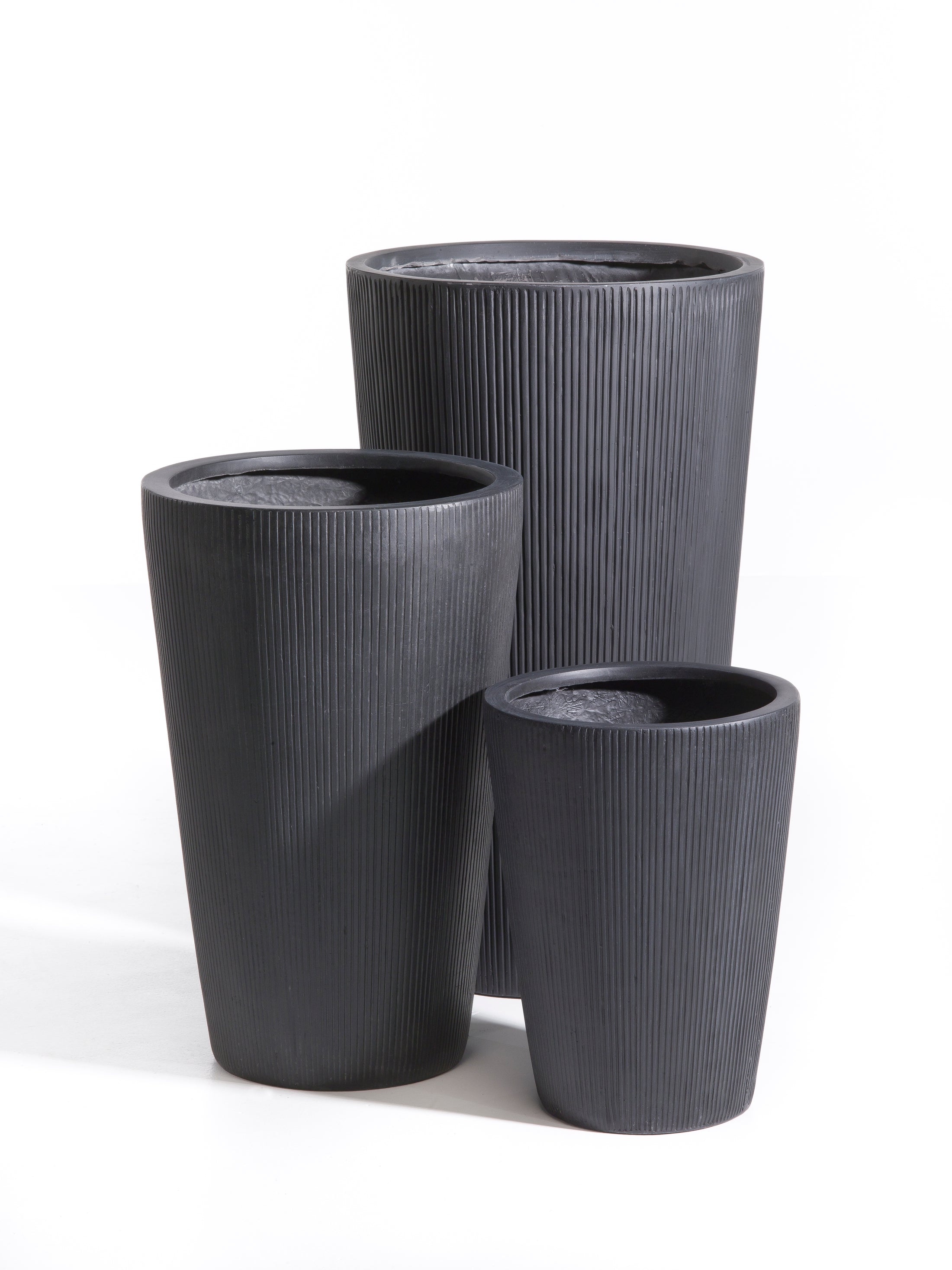Høj konisk krukke i matsort Ø42 x H65 cm fra DECOPLANT – elegant design med lodrette striber, ideel til store planter både inde og ude