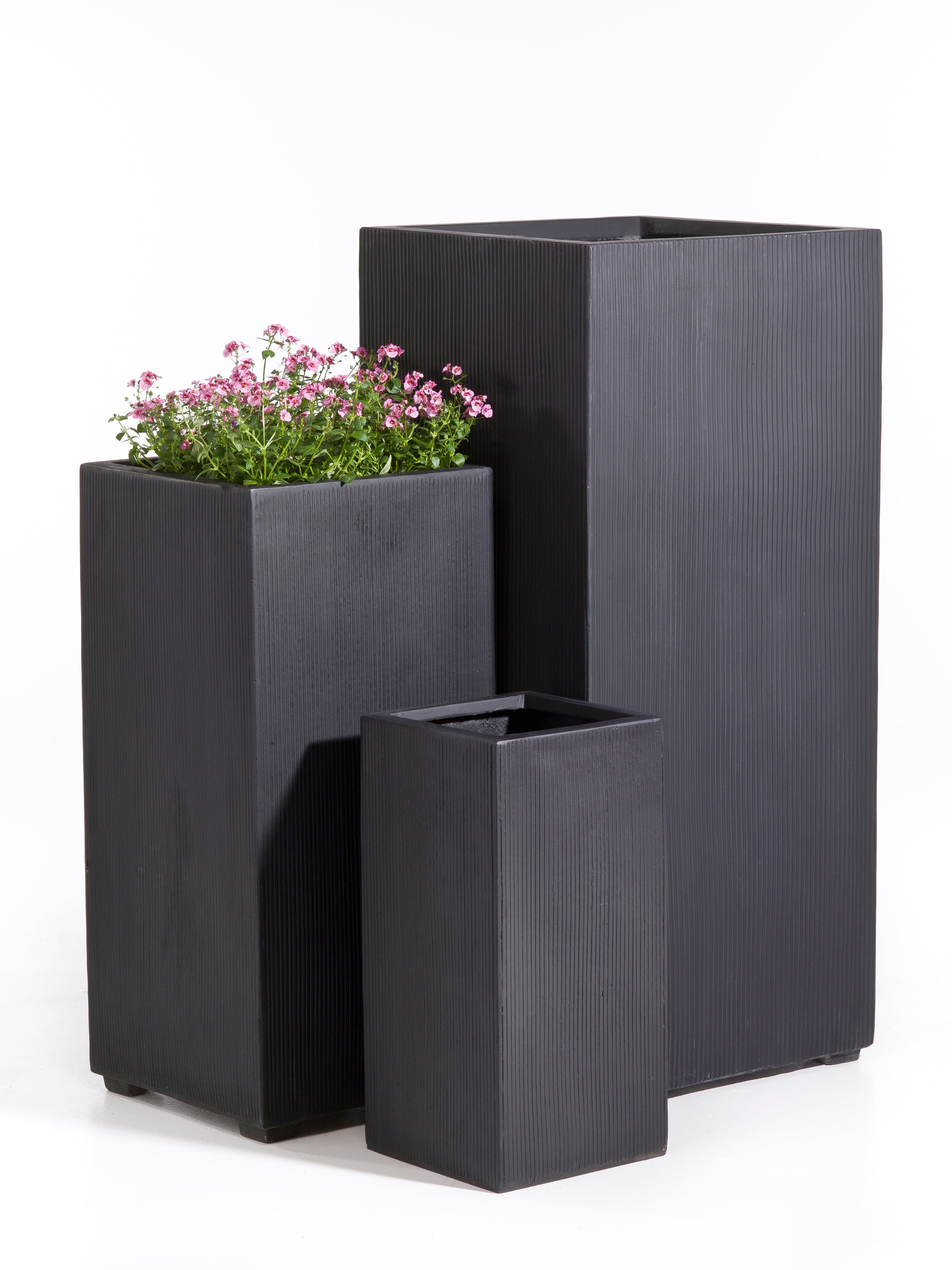 Billede af en matsort kubeformet krukke i høj kvalitet, målende 40 x 40 x 60 cm, der tilføjer elegance og struktur til indretningen.