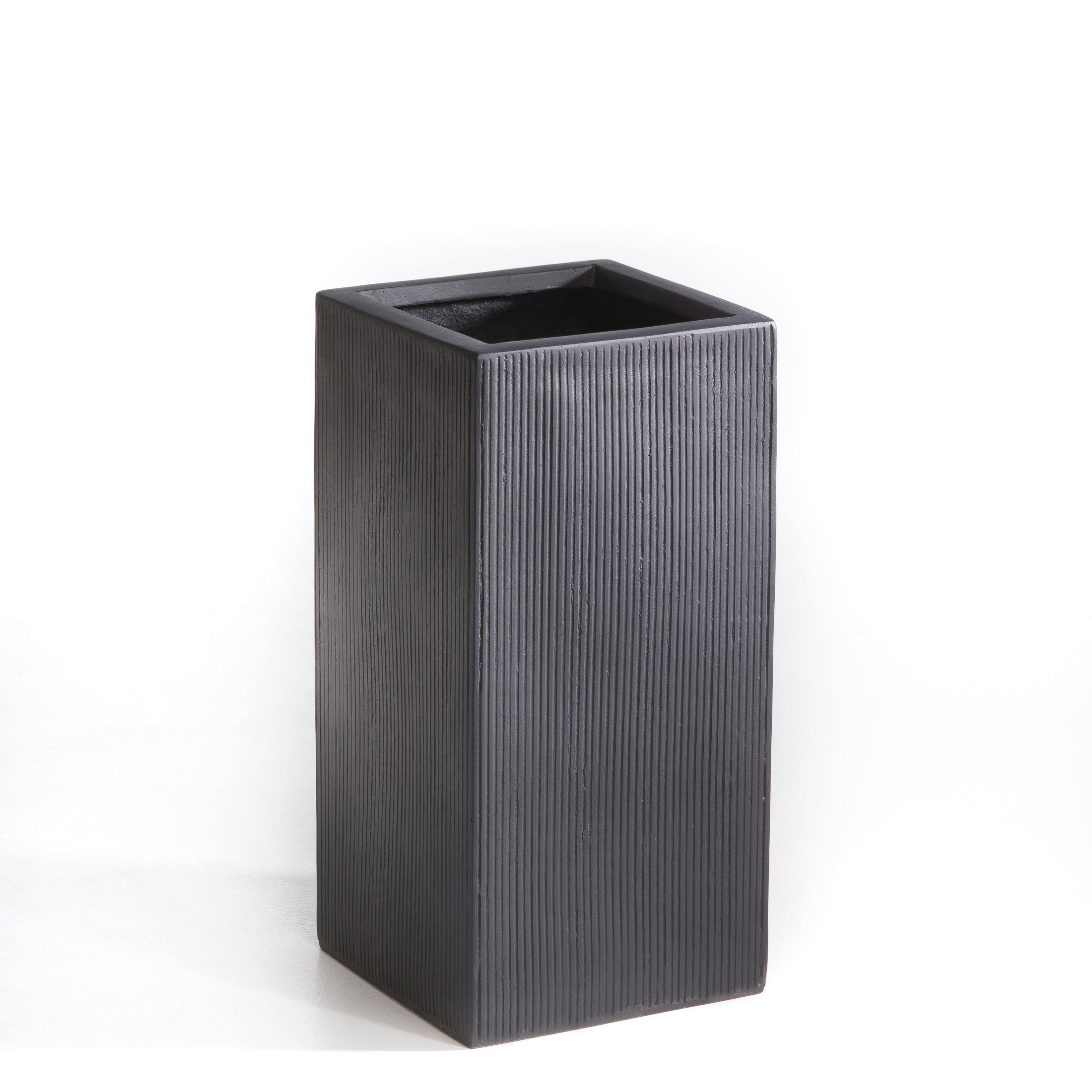 Matsort kubeformet plantekrukke med diskrete lodrette striber, måler 40x40x60 cm, ideel til større planter i moderne og klassiske rum.